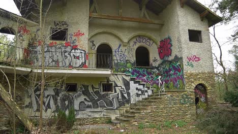 Verlassenes-Herrenhaus,-Außenansicht-Des-Eingangs,-Wände-Mit-Graffiti-Bemalt