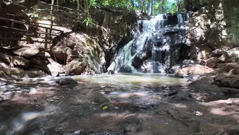 Corriente-De-Cascada-En-Cámara-Lenta-En-El-Bosque