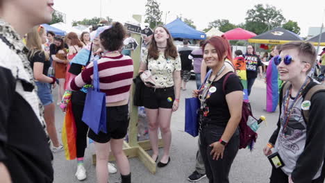 Die-Leute-Hängen-Beim-Jährlichen-Midmo-Pride-Festival-Herum