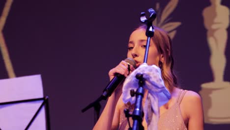 Una-Joven-Estudiante-Canta-En-El-Escenario-Para-La-Velada-De-Gala-De-Su-Escuela