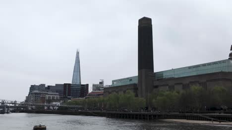 Cruzando-El-Agua-Cerca-De-La-Tate-Modern-Y-El-Shard-A-Lo-Largo-Del-Río-Támesis-En-Londres,-Evocando-La-Esencia-Del-Viaje-Y-La-Exploración.