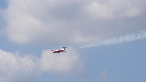 Pista-En-Cámara-Lenta-De-Un-Avión-De-Entrenamiento-A-Reacción-Realizando-Un-Giro-De-Alerones