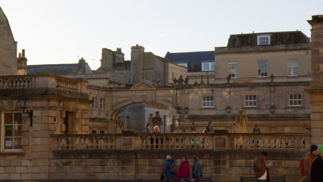 Turistas-Que-Visitan-Las-Termas-De-Los-Baños-Romanos-En-Bath,-Inglaterra,-Reino-Unido