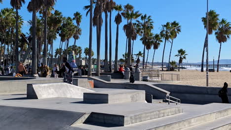 Kultiger-Skatepark-In-Venice-Beach,-Los-Angeles,-Kalifornien