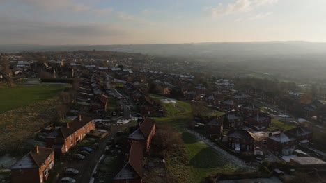 Die-Winteransicht-Aus-Der-Drohnenperspektive-Erfasst-Die-Typische-Britische-Städtische-Wohnsiedlung-Des-Dewsbury-Moore-Council-Estate-Mit-Reihenhäusern-Aus-Rotem-Backstein-Und-Dem-Industriellen-Yorkshire