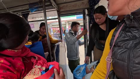 Viajeros-Y-Pasajeros-En-El-Interior-De-Un-Autobús-Lleno-De-Gente-En-Nepal