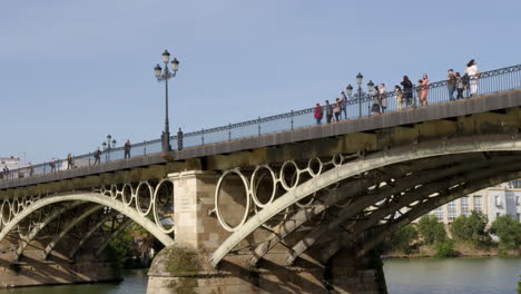 Pedestrians-And-Traffic-On-Triana-Bridge-Across-River-Guadalquivir-In-Seville,-Spain