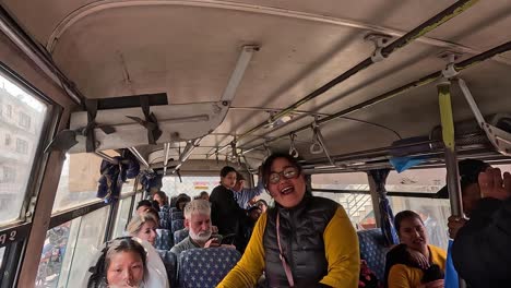 Viajeros-Y-Pasajeros-En-El-Interior-De-Un-Autobús-Lleno-De-Gente-En-Nepal