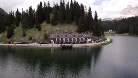 Restaurante-De-Estilo-Arquitectónico-Del-Tirol-Del-Sur-Junto-Al-Lago-Dolomitas,-Italia