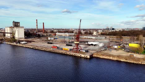 Kräne-Im-Industriehafen-Am-Fluss-Daugava-In-Andrejsala,-Riga,-Lettland