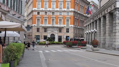 Clip-En-Cámara-Lenta-De-Las-Mujeres-Caminando-En-El-Centro-De-La-Ciudad-De-Génova,-Cerca-De-Piazza-Ferrari-En-Génova,-Italia