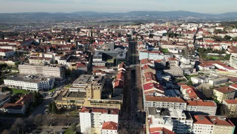 Fliegen-Sie-über-Das-Stadtzentrum-Von-Braga,-Portugal-13