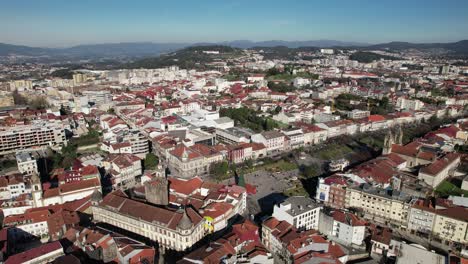 Fliegen-Sie-über-Das-Stadtzentrum-Von-Braga,-Portugal-02