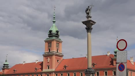 Historisches-Gebäude-Des-Königsschlosses-In-Der-Polnischen-Hauptstadt-Warschau