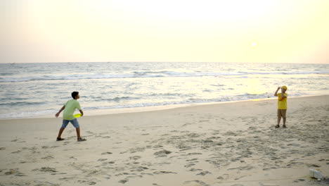 Jungs-Spielen-Frisbee-Am-Strand