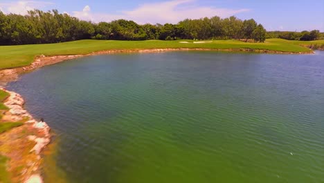 Hermosas-Vistas-Desde-Un-Dron-Del-Campo-De-Golf-En-La-Riviera-Maya,-Yucatán,-México