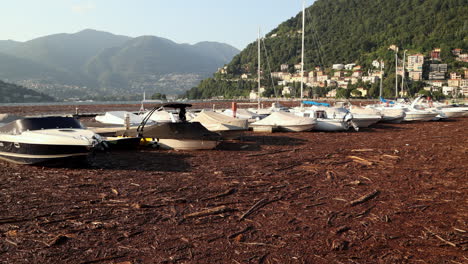 Como,-Italien---29.-Juli-2021---Der-See-War-Nach-Schweren-Regenfällen,-Die-In-Der-Gegend-Schwere-Schäden-Verursachten,-Mit-Holz-Und-Schutt-Bedeckt