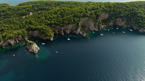 Isla-De-Kalamota,-Mar-Adriático,-Croacia---Veleros-Navegando-Cerca-De-Las-Calas-Remotas-De-La-Isla---Disparo-De-Drone-En-órbita