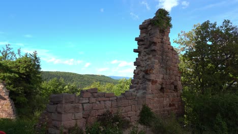 Ruinen-Der-Drei-Burgen-Von-Eguisheim-Mit-Blick-Auf-Die-Wälder-Von-Colmar