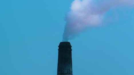 Chimenea-De-Fábrica-Liberando-Humo-A-La-Atmósfera,-Contaminación-Del-Aire.