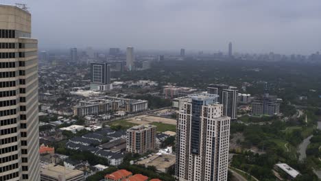 Drohnenansicht-Der-Amerikanischen-Flagge,-Die-Auf-Dem-Dach-Eines-Wolkenkratzers-In-Houston-Weht