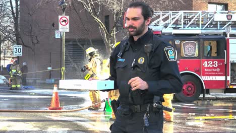 Dekontaminationsdusche---Feuerwehrmann-Besprüht-Und-Spült-Persönliche-Schutzausrüstung-Mit-Dekontaminationsflüssigkeit