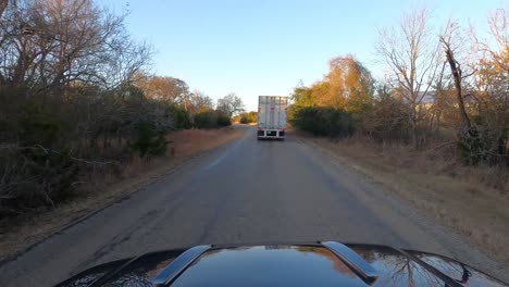 Hyperlapse-Eines-Autos,-Das-Einen-Sattelschlepper-In-Der-Nähe-Von-Fredericksburg,-Texas,-USA,-überholt,-POV-Totalaufnahme