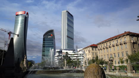 Milano,-Italia---20-2021-De-Septiembre---Fuente-Panorámica-Y-3-Torres-En-El-Distrito-De-Citylife-En-Un-Día-Soleado