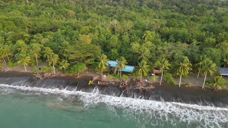 Alojamiento-Ecológico-Remoto-En-Playa-Mecana,-Cerca-De-Bahía-Solano,-En-El-Departamento-De-Chocó,-En-La-Costa-Del-Pacífico-De-Colombia.