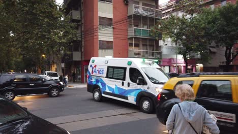 Una-Señora-Mayor-Es-Detenida-Por-El-Tráfico-En-Las-Bulliciosas-Calles-De-La-Ciudad-Sudamericana