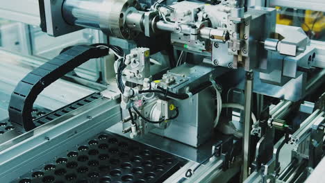 Robot-De-Instalación-Industrial-Para-Fábrica-De-Electrónica,-Piezas-De-Fabricación-De-Máquinas-Robóticas-Avanzadas-En-Una-Línea-De-Montaje-Automatizada