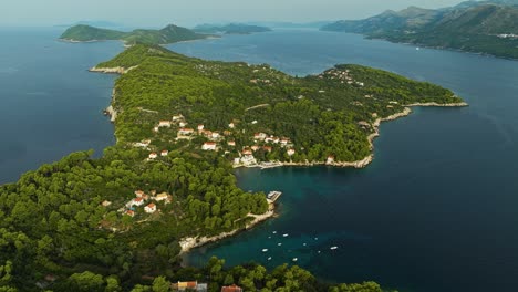 Impresionante-Isla-De-Kalamota-Ubicada-En-El-Archipiélago-Adriático,-Cerca-De-Dubrovnik,-Croacia---Toma-Aérea-Con-Drones