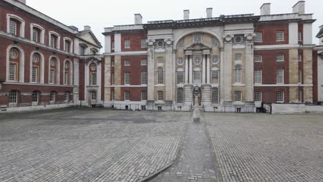 Una-Perspectiva-Rotativa-De-La-Arquitectura-De-Londres,-Específicamente-Del-Patio-Del-Antiguo-Colegio-Naval-De-Greenwich.