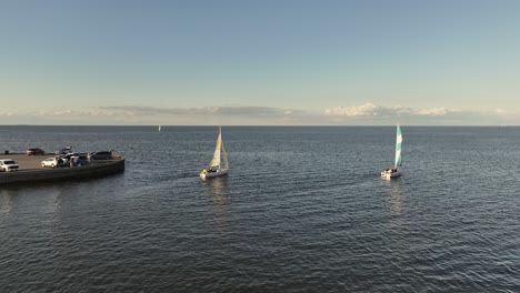 Veleros-Dirigiéndose-Al-Lago-Pontchartrain-En-Nueva-Orleans