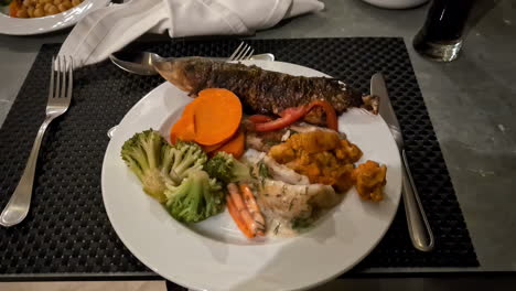 Pescado,-Bacalao-Con-Verduras,-Comida-Para-Cenar-En-Un-Resort-Todo-Incluido-En-Egipto