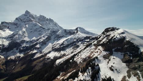 Berggipfel-In-Den-Alpen,-Schweiz,-Wunderschöne-Klare-4k-Luftaufnahme