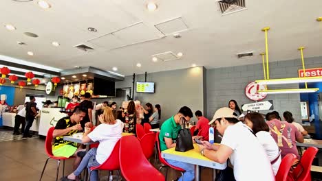 Eine-Szene-In-Einem-Fast-Food-Restaurant-Mit-Geschäftigen-Kunden