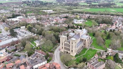 Kathedrale-Von-Ripon,-North-Yorkshire,-Großbritannien,-Rückziehdrohne,-Luftaufnahme,-Rückwärtsansicht