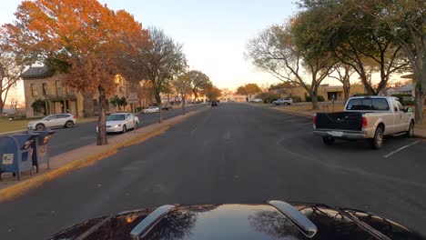 Auto-Fährt-Am-Gillespie-County-Courthouse-Vorbei,-Fredericksburg,-Texas,-USA,-POV-Weitwinkelaufnahme