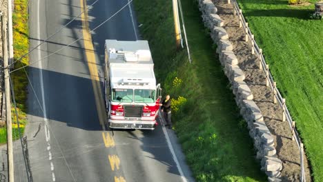 Feuerwehrauto-Hält-An-Der-Straße-Und-Feuerwehrmann-Steigt-Aus