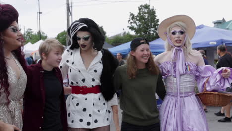 Un-Grupo-De-Drag-Queens-Se-Detiene-Para-Posar-Para-Una-Fotografía-Durante-El-Festival-Anual-Del-Orgullo-Midmo