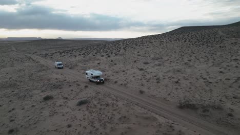 Wohnmobile-Fahren-In-Der-Wüste-In-Der-Nähe-Von-Salt-Lake-City,-Utah,-USA-–-Luftaufnahme-Einer-Drohne