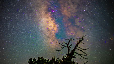 Die-Milchstraße-Galaxie-Perseus-Sternhaufen-Bewegt-Nacht-Zeitraffer-Sternenklare-Nacht