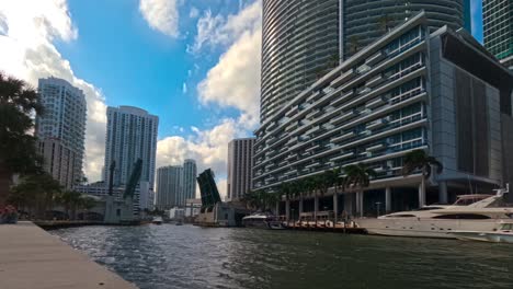 Timelapse-De-Apertura-Y-Cierre-Del-Puente-Levadizo-De-Brickell-Avenue-En-El-Centro-De-Miami