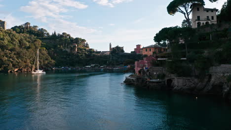 Pintoresco-Pueblo-Costero-De-Portofino-Disfrutando-De-La-Luz-Del-Atardecer,-Costa-De-Liguria