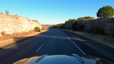 Auto-Fährt-Auf-Steiler-Steigung-Der-I10-In-Der-Nähe-Von-Kerrville,-Texas,-USA,-POV-Totalaufnahme