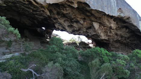Cueva-Con-Plantas-En-La-Montaña-Francesa-En-La-Zona-De-Cape-Le-Grand-En-Australia-Occidental