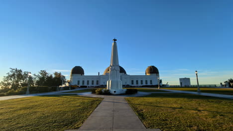 Full-view-of-the-Griffith-Observatory-in-Los-Angeles,-California,-dolly-forward