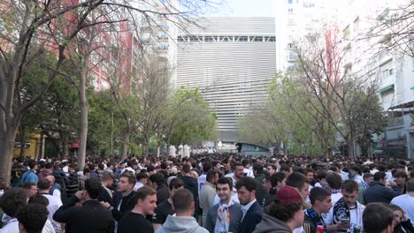 Fußballfans-Sind-Vor-Dem-Santiago-Bernabéu-Stadion-Von-Real-Madrid-Zu-Sehen,-Als-Sie-Das-Champions-League-Fußballspiel-Zwischen-Den-Spanischen-Und-Britischen-Teams-Real-Madrid-Und-Manchester-City-Besuchen