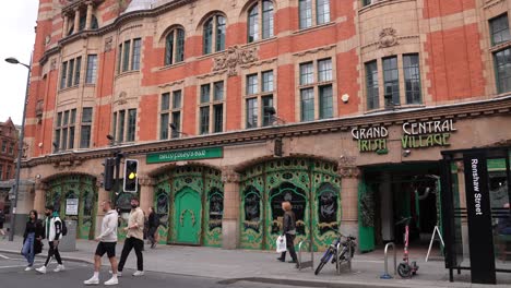 Liverpool,-England-UK,-Irish-Village-in-Grand-Central-Building,-People-on-Pavement-and-Renshaw-Street-60fps